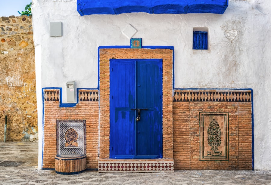 Façade bleue traditionnelle d’un riad marocain